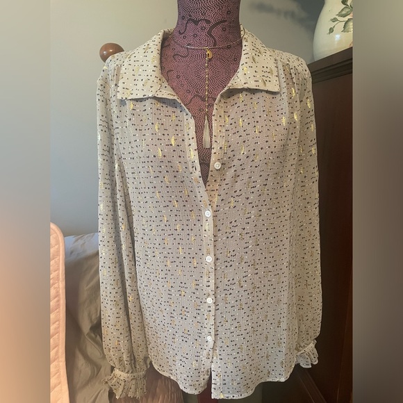 VINCE CAMUTO NWT Semi Sheer gold foil detailed button up Blouse Size: Small - Picture 2 of 11
